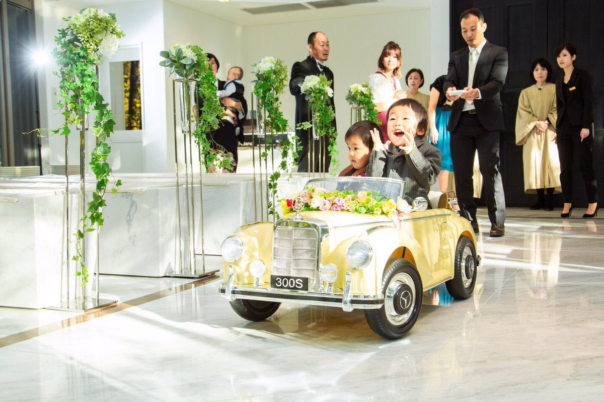 リングボーイ達がリモコンカーで登場！！ 何とも可愛らしいその姿に