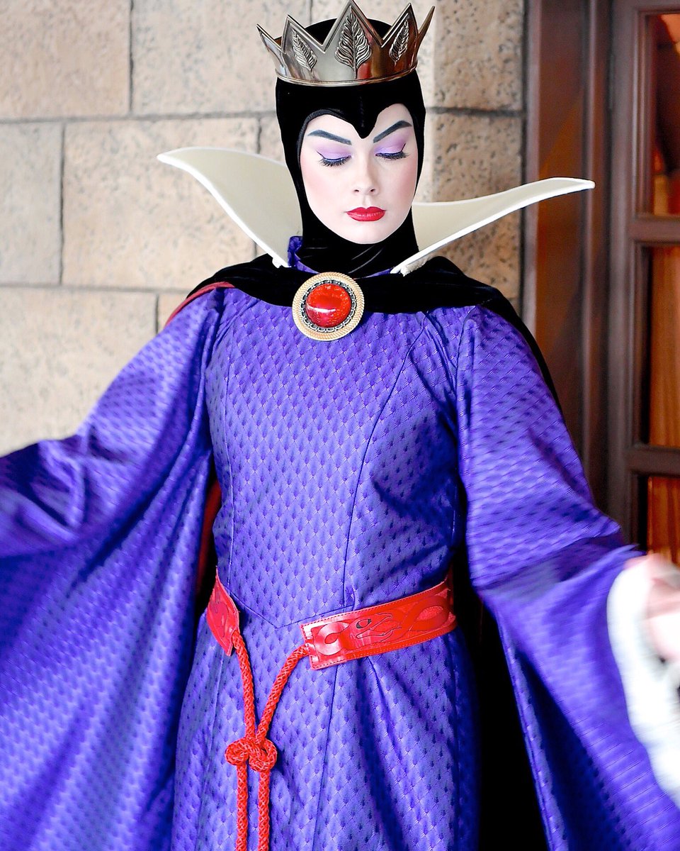 美しい女王姿で登場！ 東京ディズニーランド 『白雪姫』“ウィックド