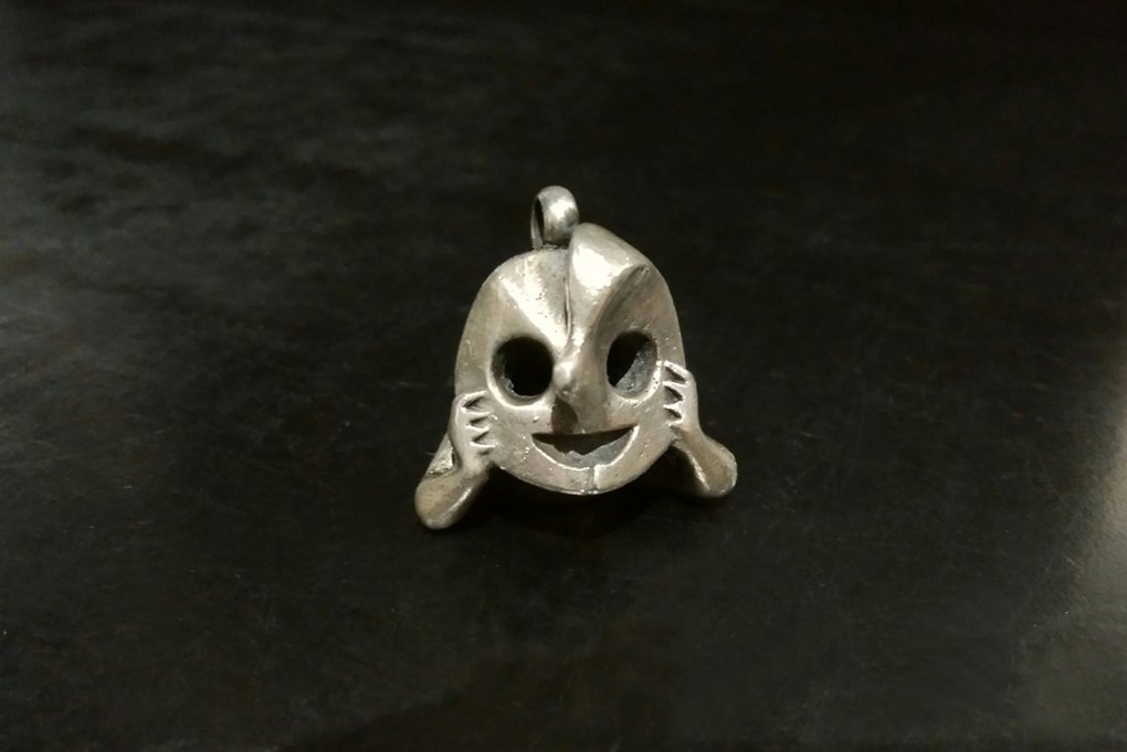 若い夢」のシルバーペンダントヘッド。その風情、大きな眼は、無垢で