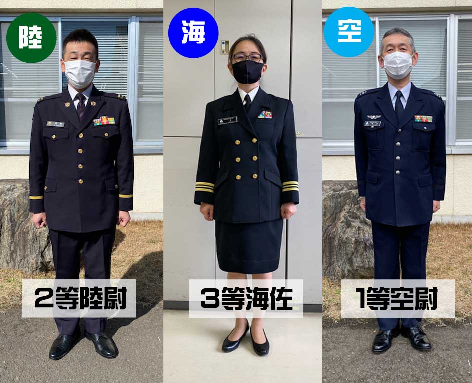 陸海空自衛隊 幹部 常装(冬服)です。 肩に部隊章や階級章を着け、左胸