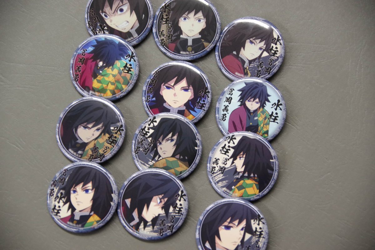 鬼滅の刃　USJ 限定 冨岡義勇　缶バッジ　2021 鬼滅の刃』ちょこんとのっかりミニキャラ 冨岡義勇 缶バッジ」（アップ