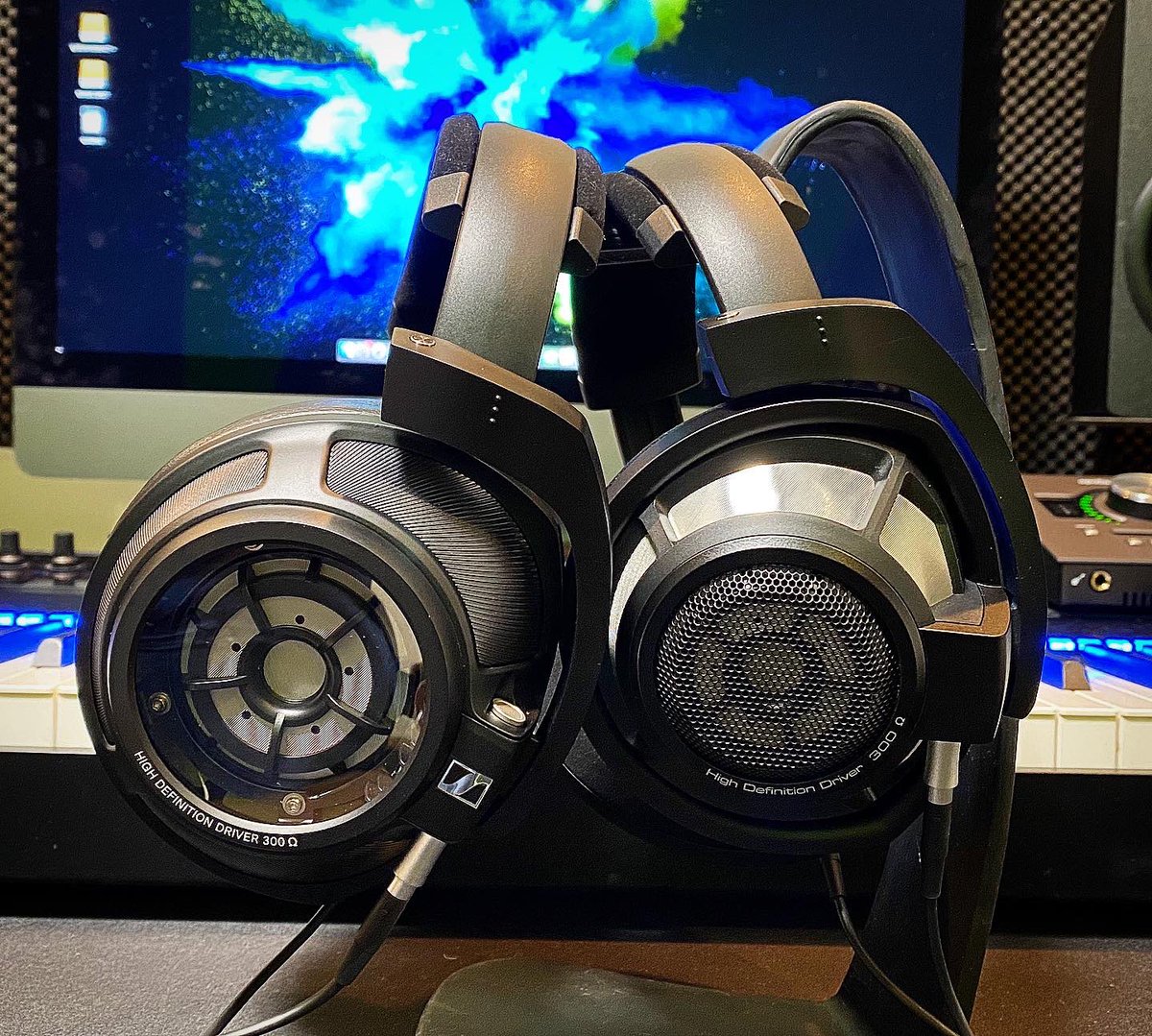 最近、SennheiserのフラッグシップヘッドホンHD820、HD800Sを使って