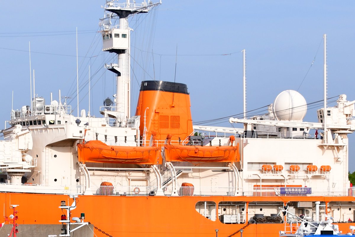 現在、南極地域観測隊の輸送は海上自衛隊が担当していますが、以前は