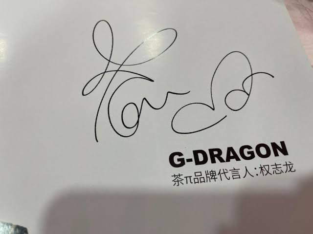 gdragon's signature is something that we need to talk about