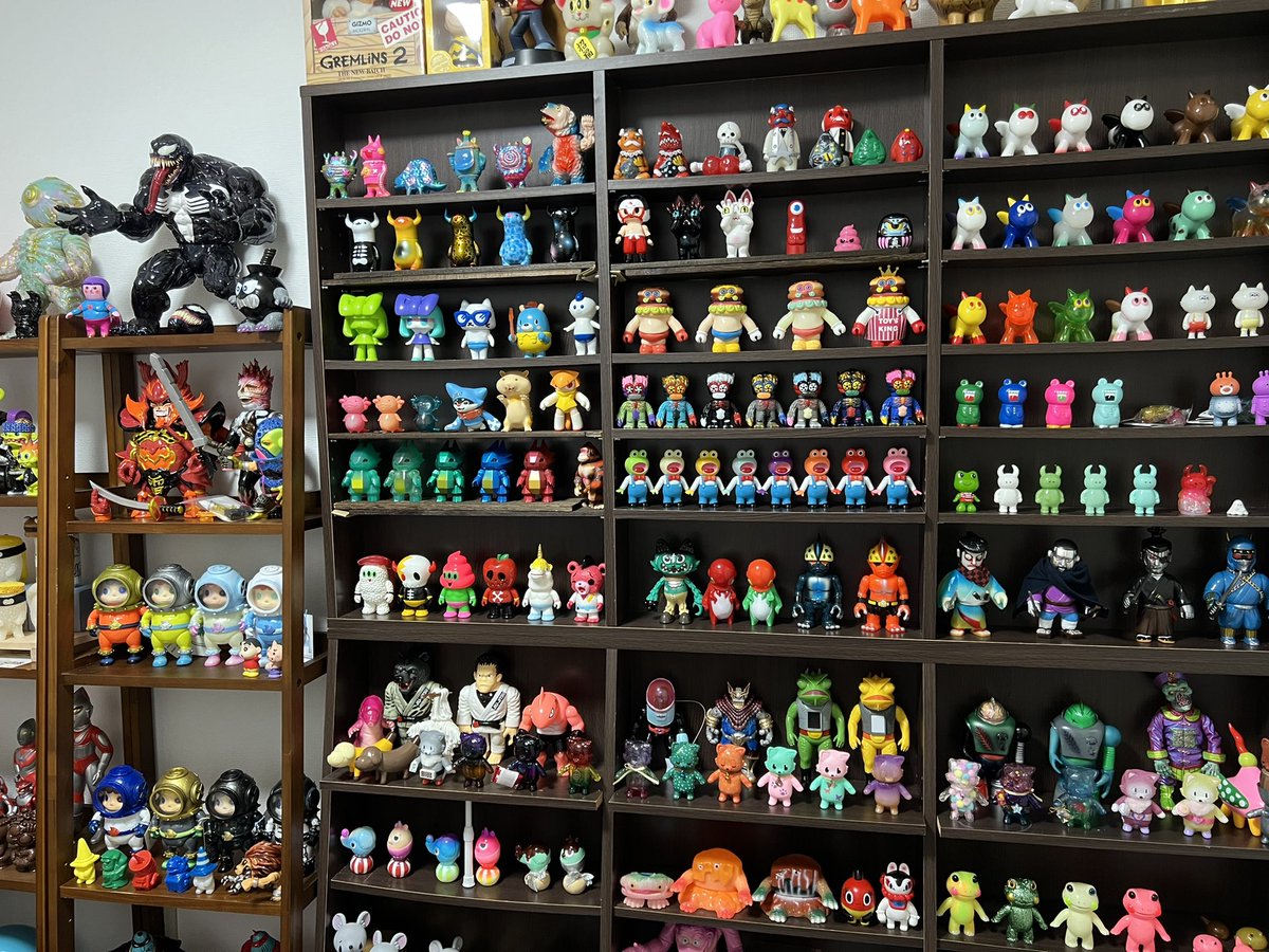 ソフビはやっぱりゆとりを持って並べたい。 というわけでムカ引越し