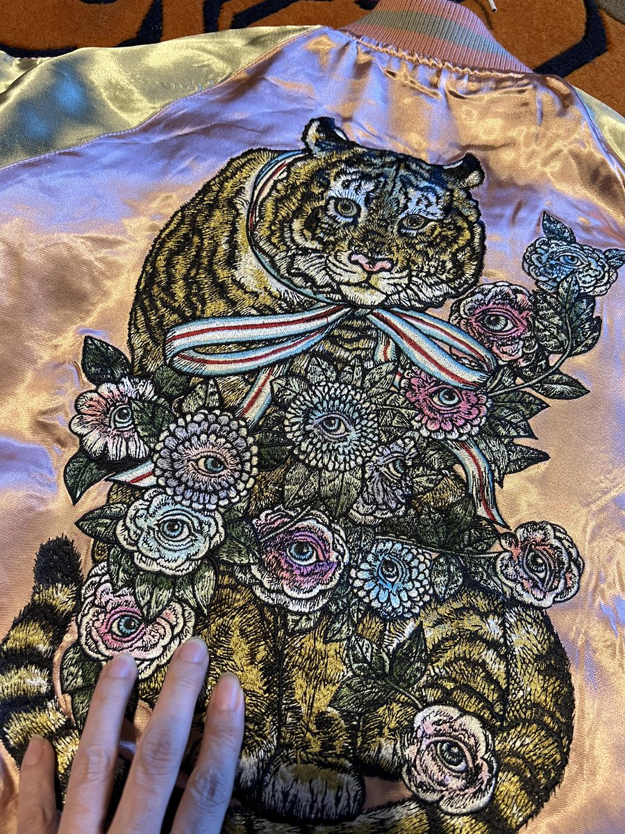 念願のスカジャンが完成しまして、店舗では先に販売が始まっている