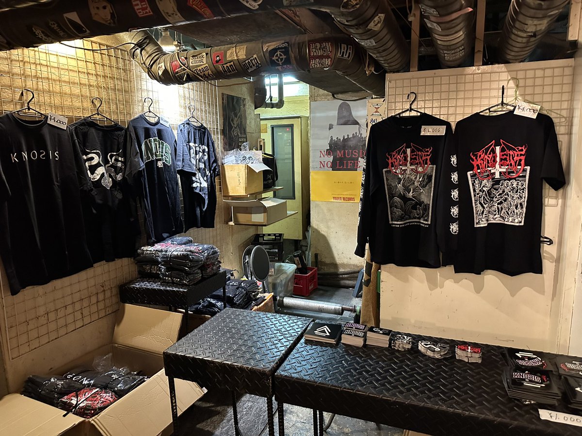 まもなく16時半から地下2階のバースペース付近にて先行物販です。 T