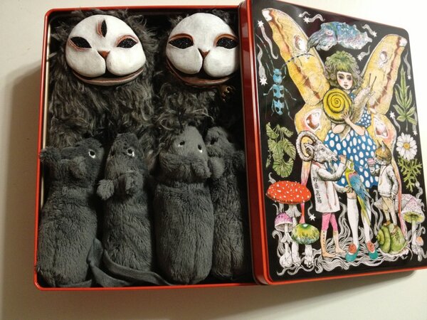 ホルベイン×ヒグチユウコ☆コラボ新商品！お道具箱(ブリキ缶)1890円