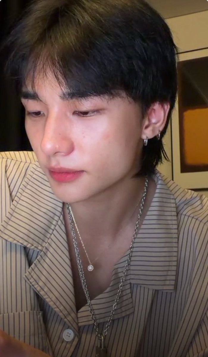 ヒョンジンのネックレスとカルティエのトリニティのペンダントの