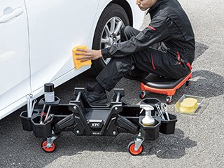 座っての作業に最適な「シートクリーパー」 ワイドタイプで収納豊富