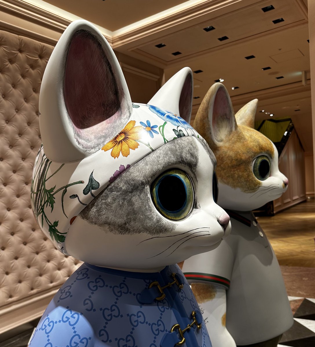 GUCCI青山店の様子。 本日から5店舗で BOとBORISの立体作品展示して