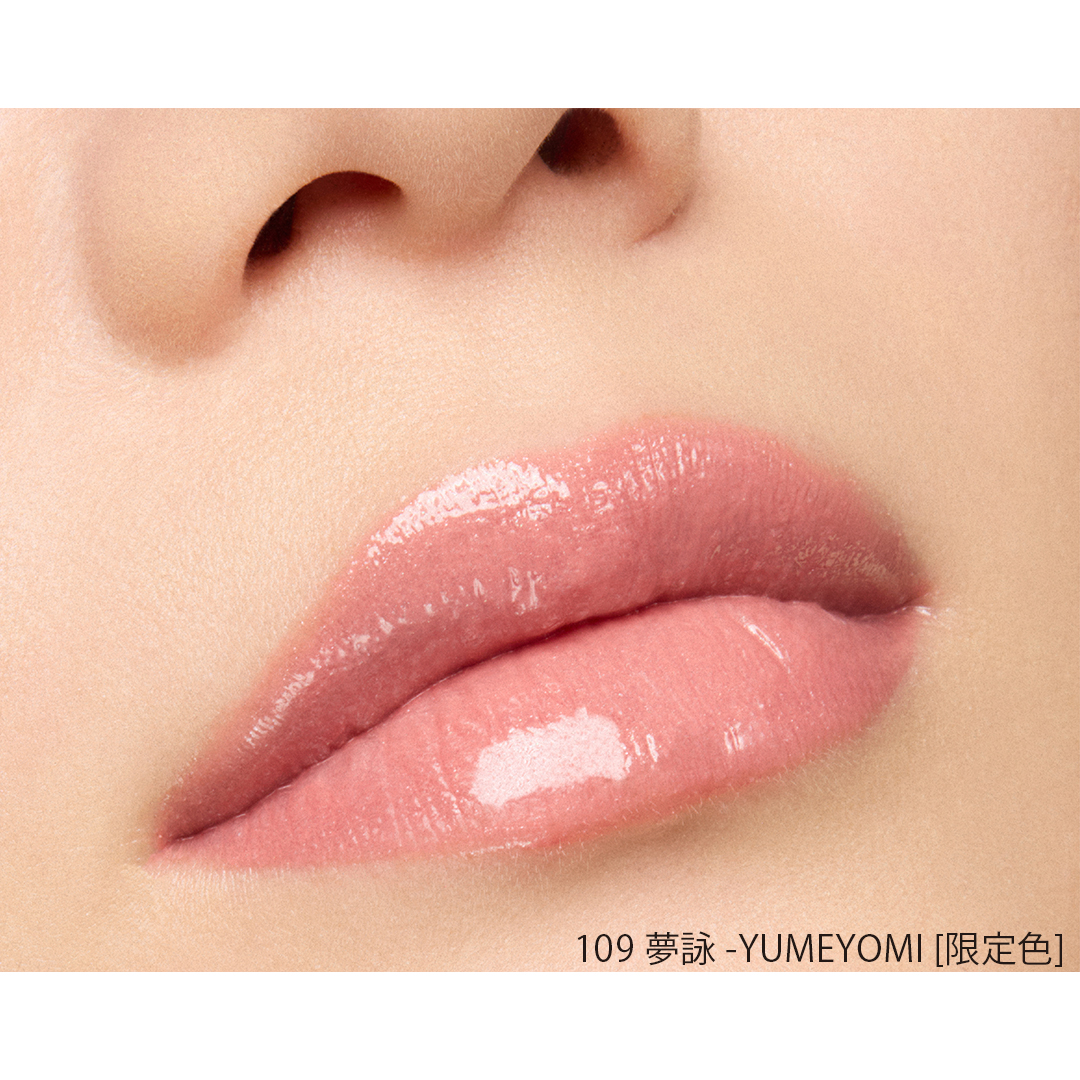 色と色を束ねるように、繊細なムードを口元でまとめあげるリップ