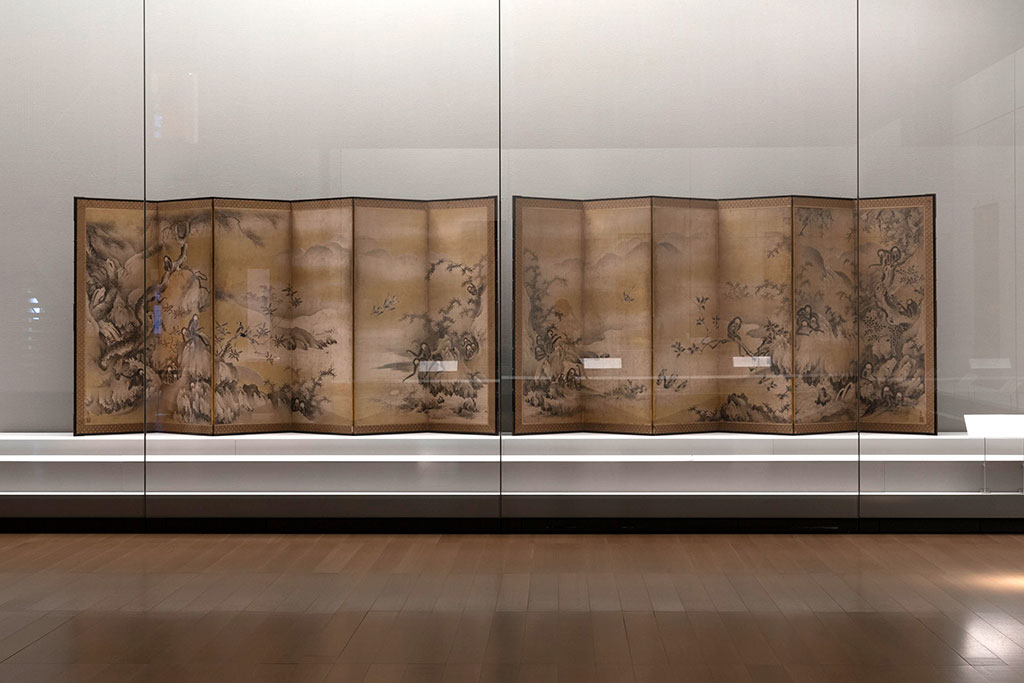 京博名品ギャラリー】 中世絵画「関東水墨画I」より 「巌樹遊猿図屏風