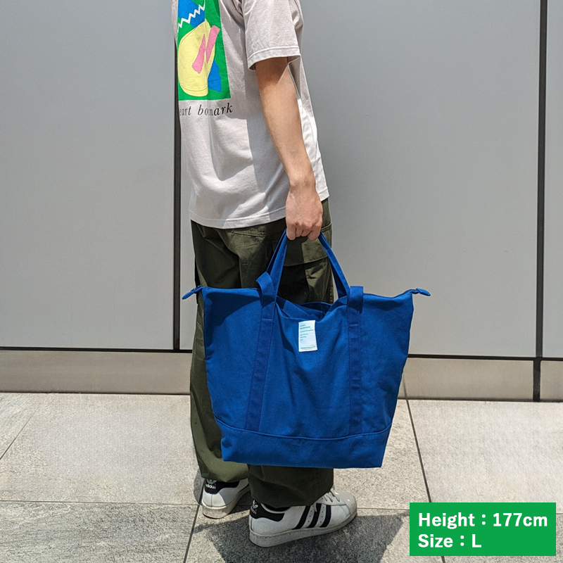 ダブルハンドルトートバッグは背面にループがついていて、キャリーオン