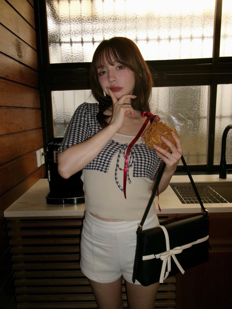 Valentine ribbon leather bag color brown/black ¥34,100-tax in