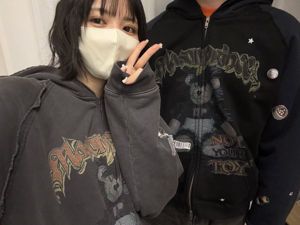 今日弟と同じ服だった✌️ (上海のお土産おそろパーカーにしてん☺️)