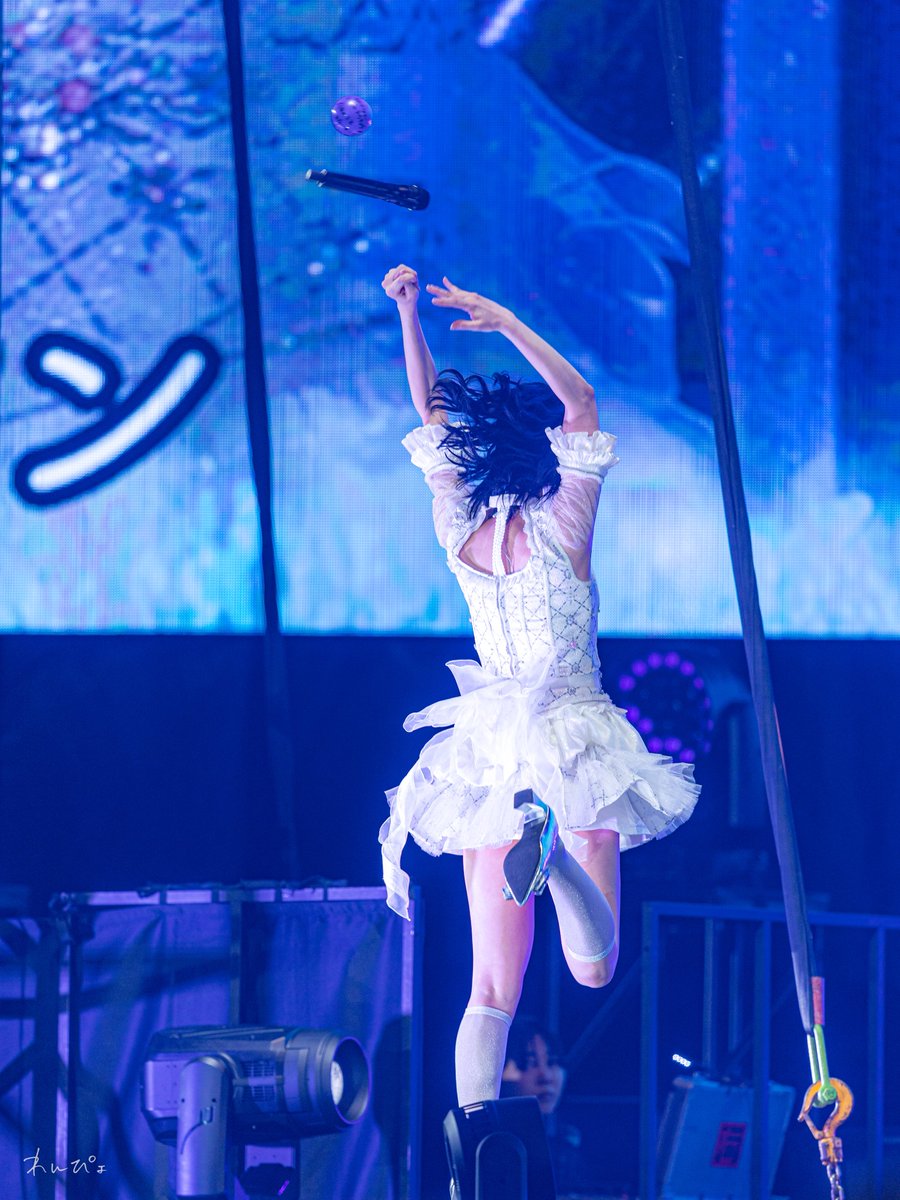 野口衣織さん サインボールと共に マイクをぶん投げる (っ'-')╮ =͟͟͞