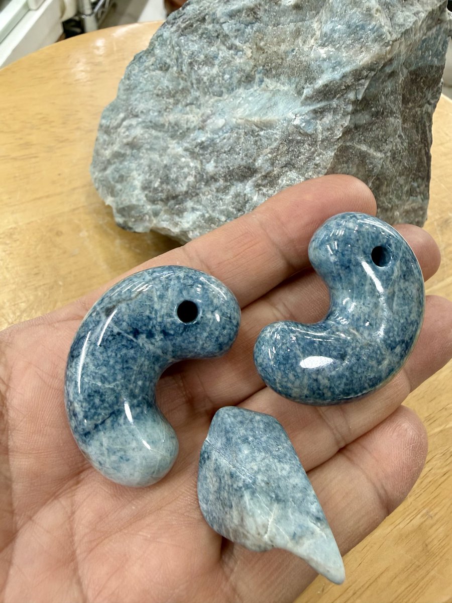 今日のヒスイ加工品は、 「青オンファス🔵の勾玉」です‼️😁 勾玉職人
