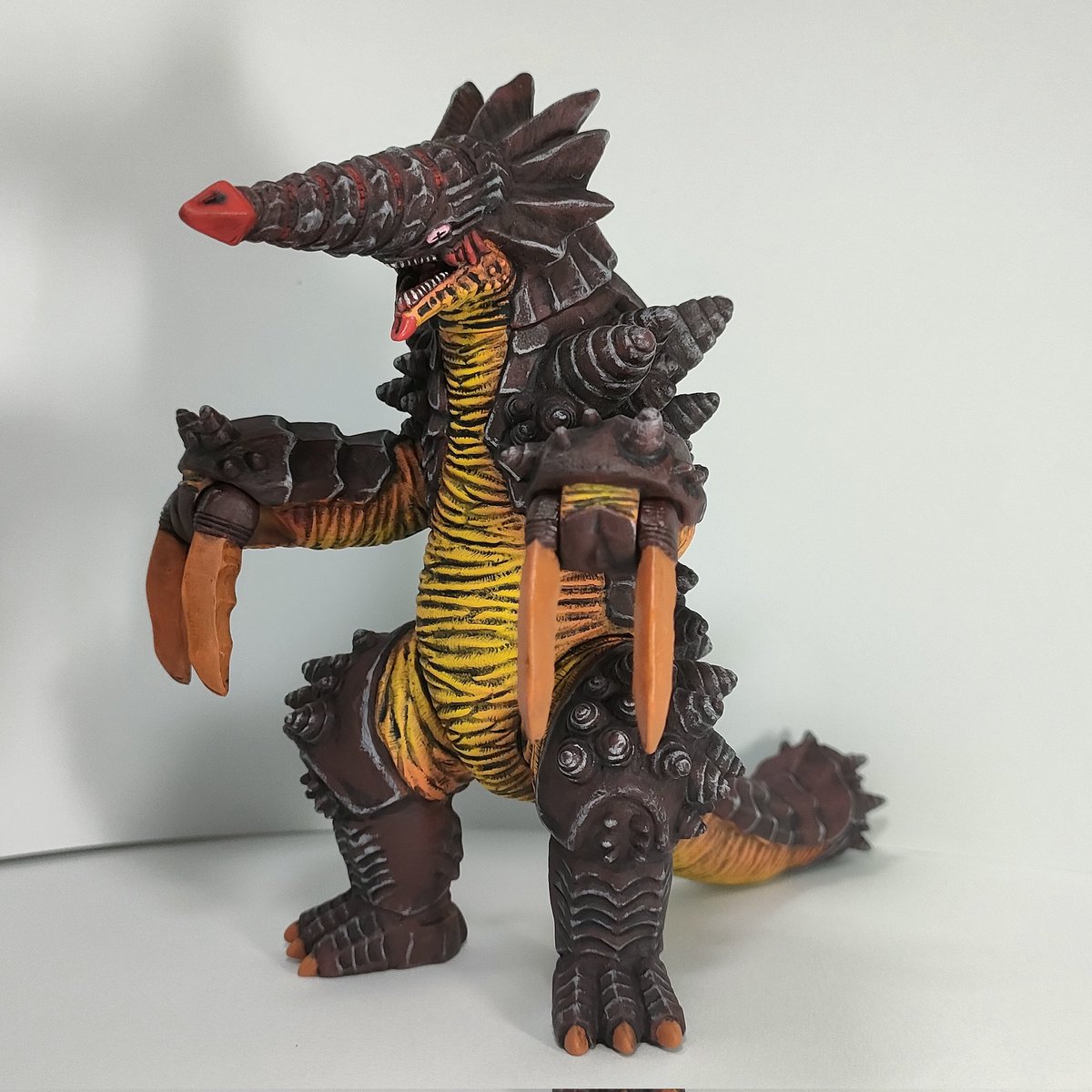 ウルトラ怪獣アドバンスより 熱線怪獣グライムのソフビをリペイント