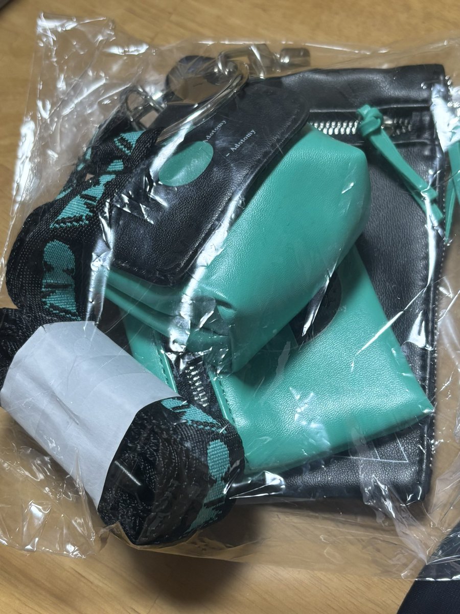 Adotomy 大阪会場限定グッズのストラップポーチを、東京会場限定の