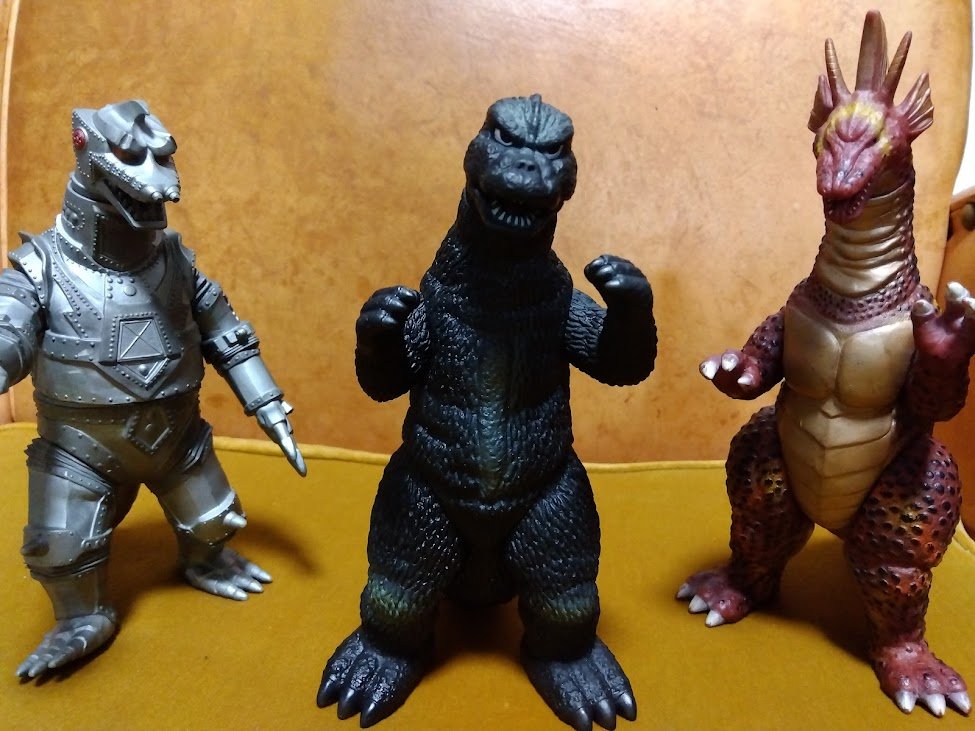 何度見てもドックに立つメカゴジラⅡがかっこいい、チタノザウルスの膝