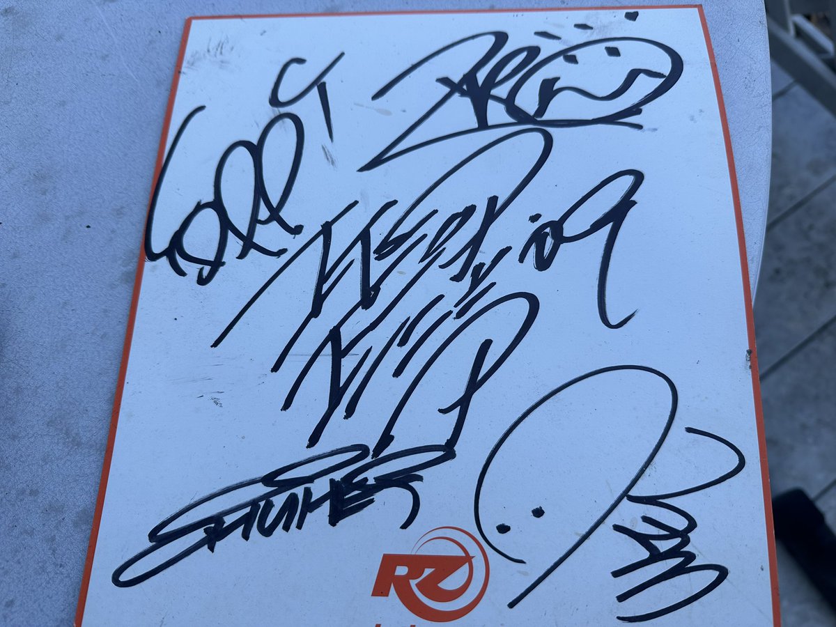 rhythm zoneのアーティストさんのサインだと思うんだけど…どなたか