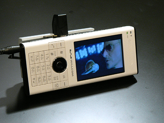 ウィルコム、デュアルキーボード/2.8型VGA液晶搭載「W-ZERO3[es]」