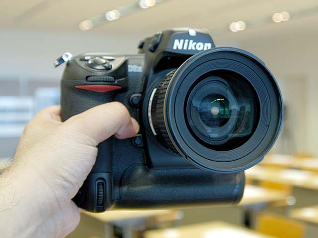 ニコン、自社製撮像素子を搭載したデジタル一眼レフ「D2H」