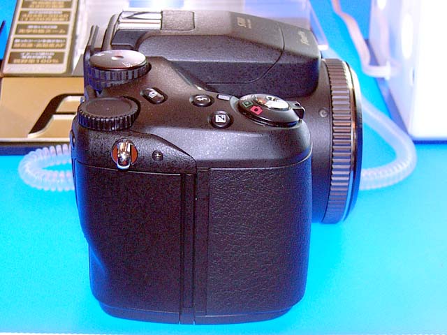 富士フイルム、一眼スタイルデジカメ「FinePix S7000」