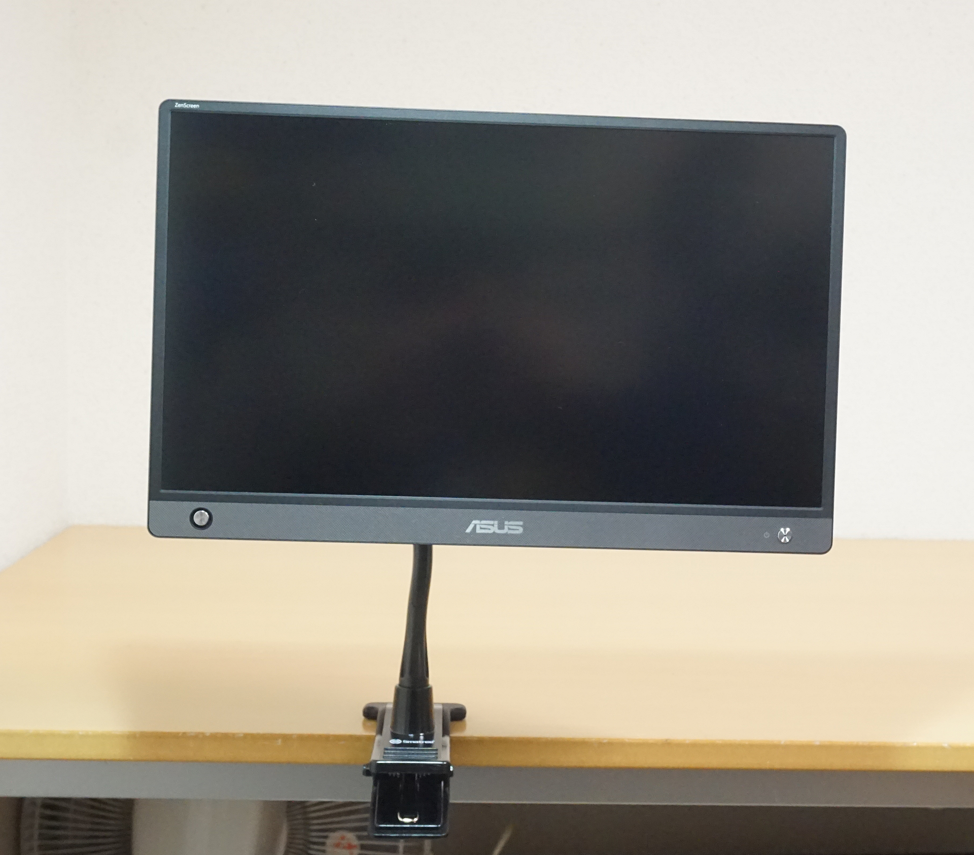 やじうまミニレビュー】一歩抜きん出たモバイルディスプレイ。マウント