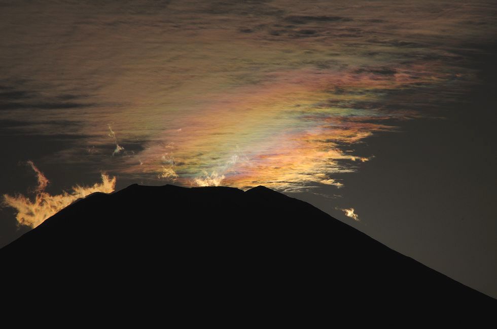 富士山頂に彩雲現る！これは吉兆！かな・・・？ : 『私のデジタル写真眼』