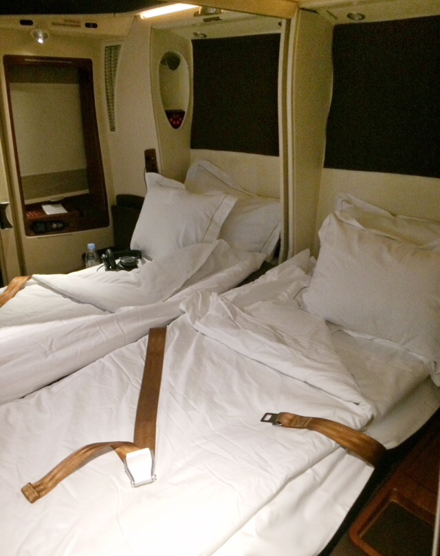 シンガポール航空スイートクラス3 ダブルベッドとアメニティ : 関空