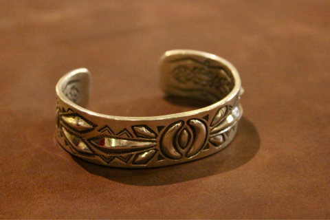 正真正銘の本物のインディアンジュエリー「RAY ADAKAI」の作品 ご紹介