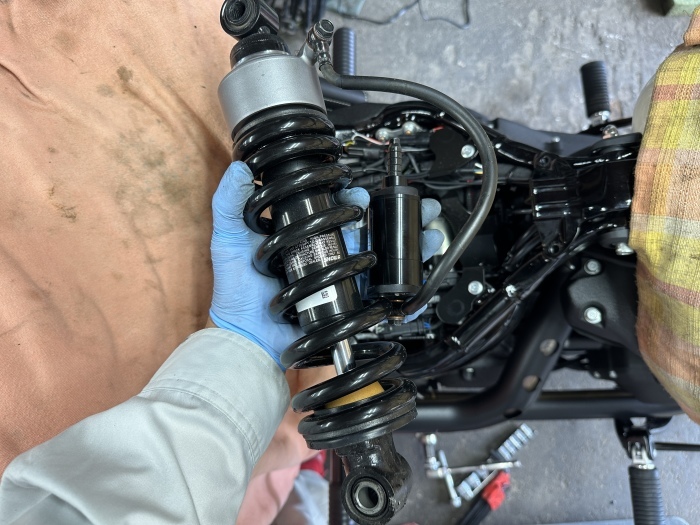 マイ ローライダーST リアショック オーリンズ に交換！ : ウエス