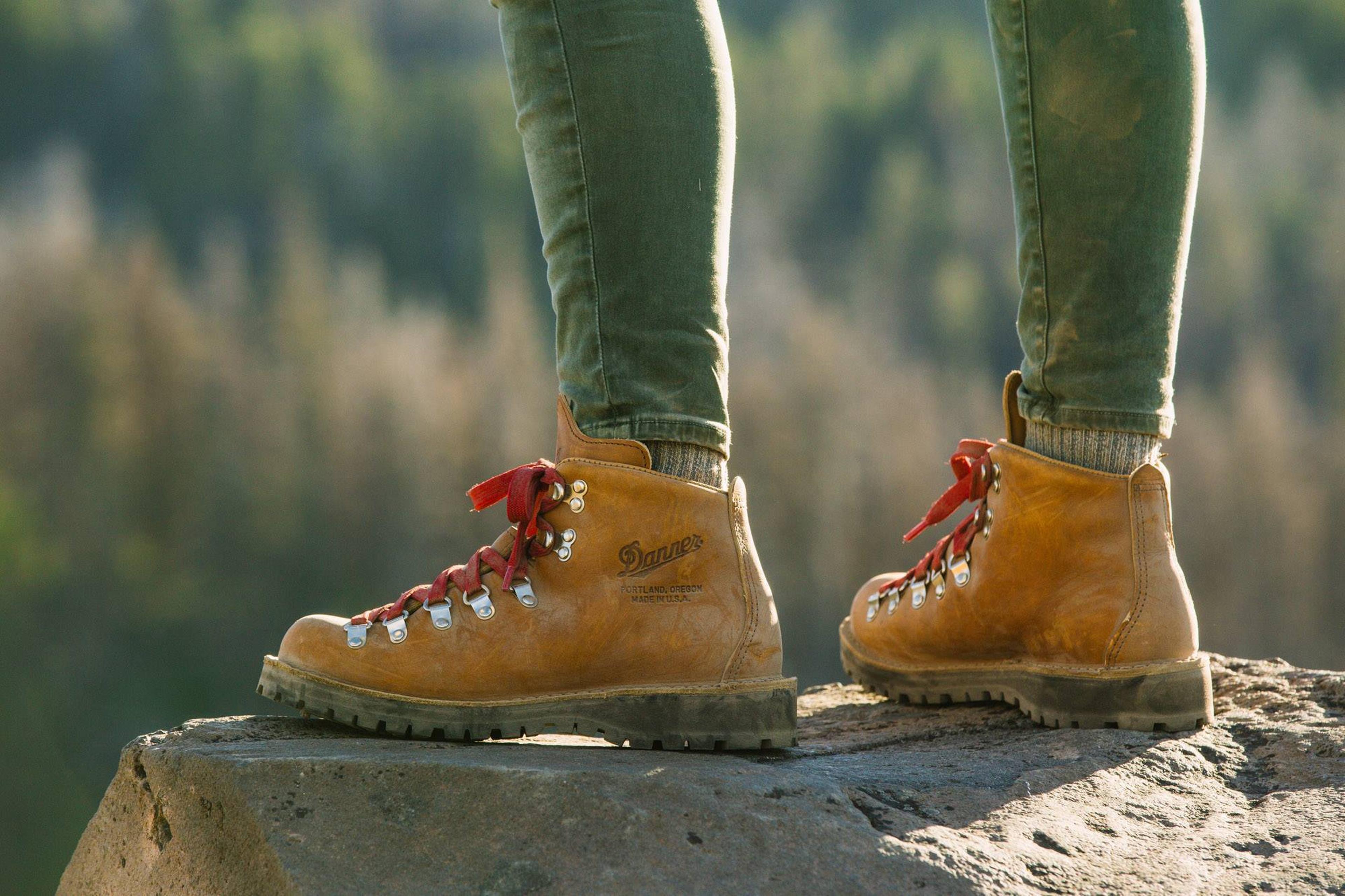 キャンプのブーツはダナーで決まり！人気の秘密に迫る！ | キャンプ