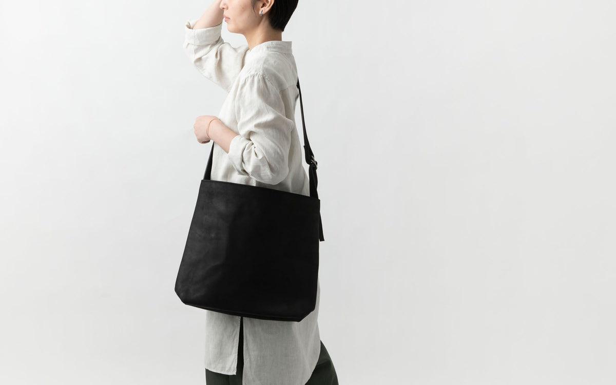 レザーショルダーバッグ black ＜L＞ – PINT_MN