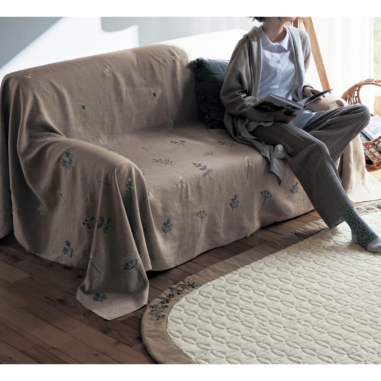 フレンチリネン刺繍のマルチカバー・ソファーカバー（ソファーカバー