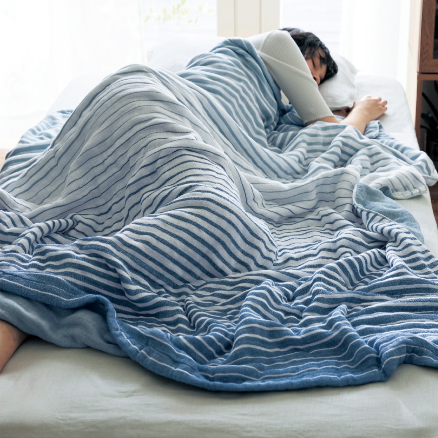 やわらかいのにふっくらボリュームのある今治6重ガーゼケット［日本製