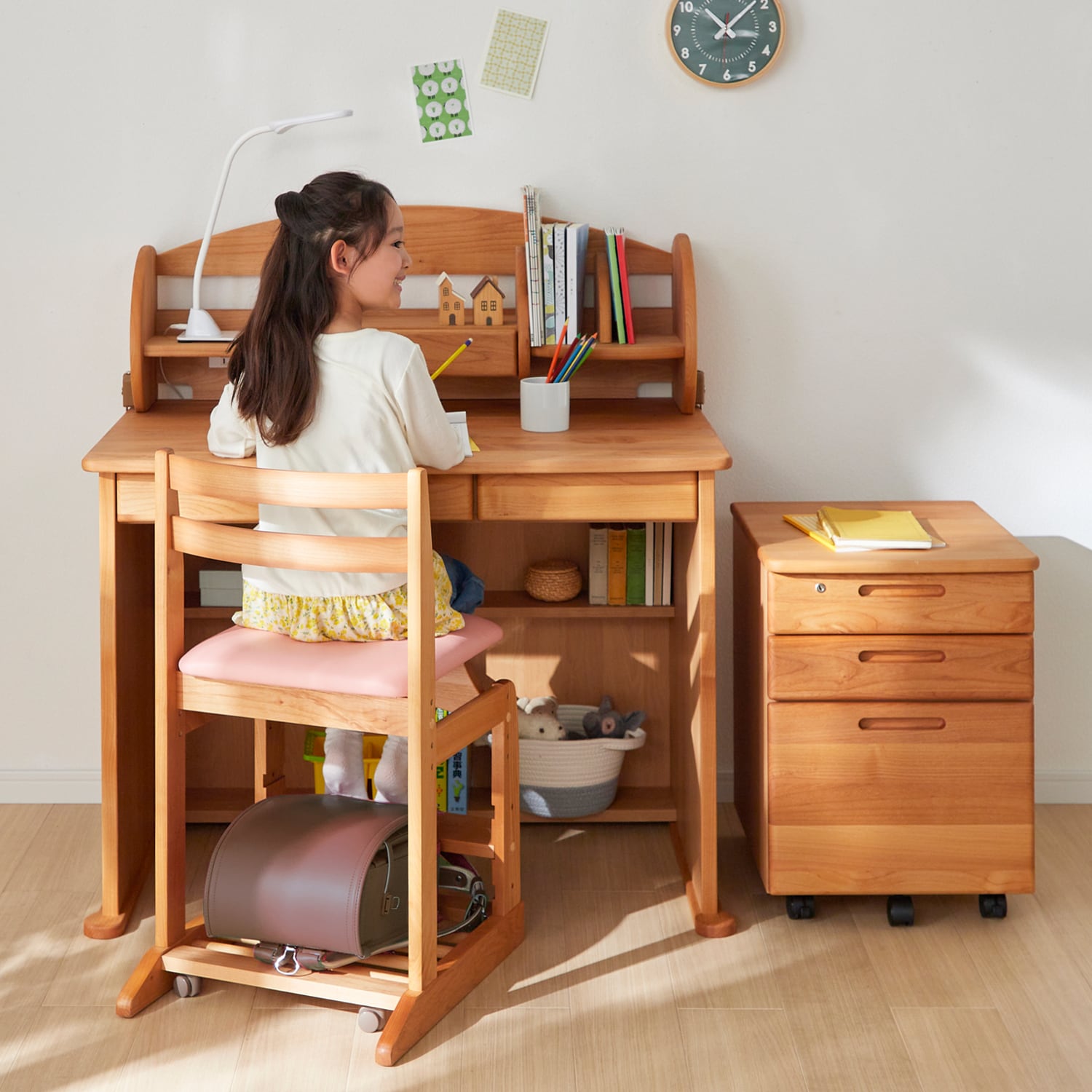 アルダー材を贅沢に使用したやさしい丸みの学習机シリーズ【ダック