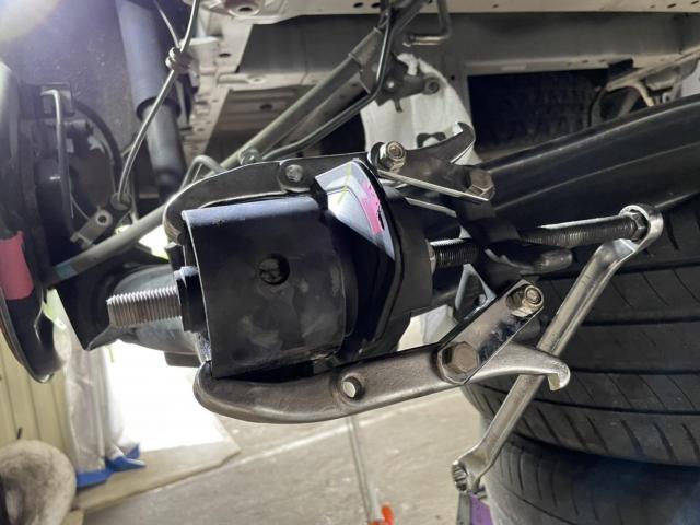 トヨタ アルファード リアアクスルビームブッシュ交換 広島市安佐南区