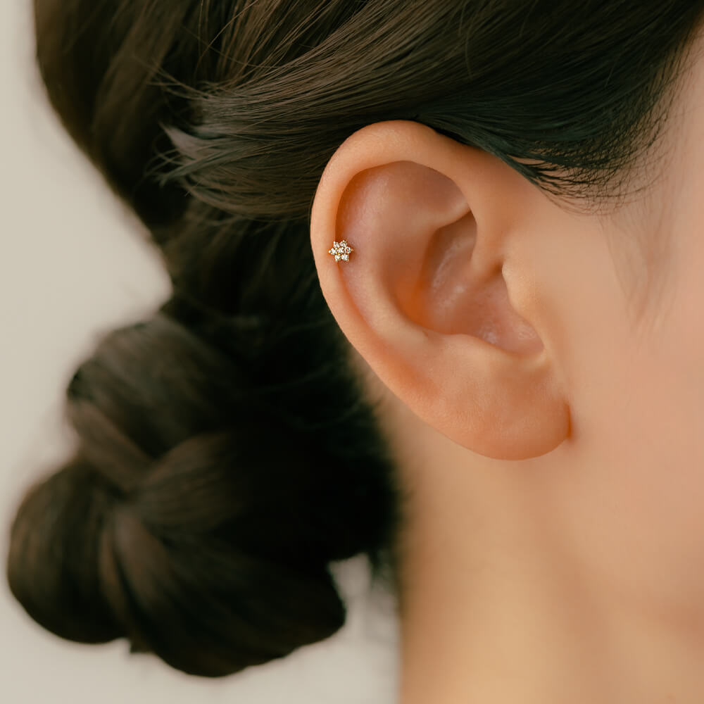 キラキラと輝くダイヤモンド・フラワーモチーフ ボディピアス │K18