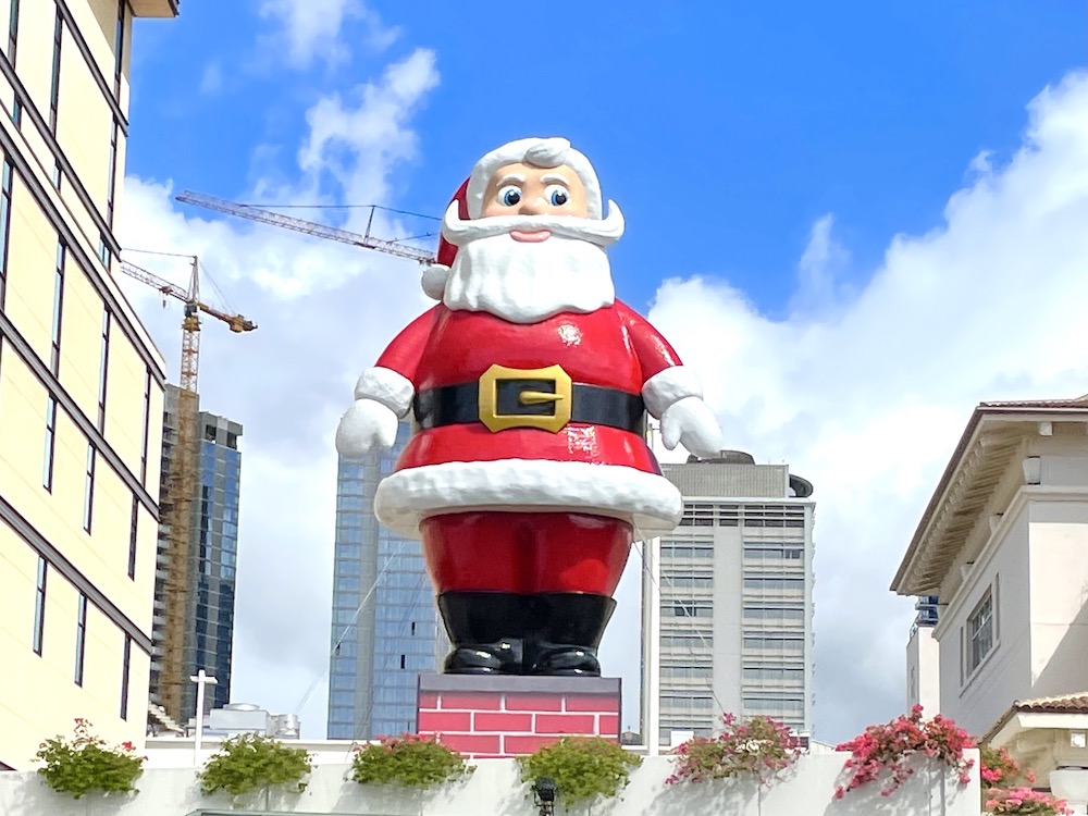 アラモアナのビッグ・サンタ早くも出現！