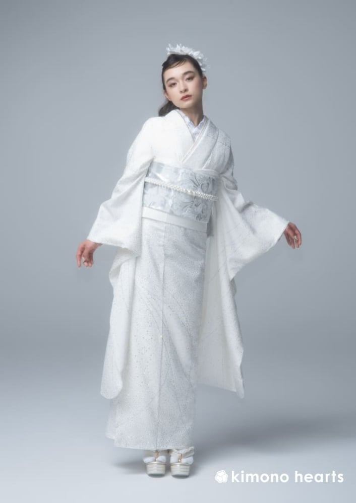 キラキラ煌めくのラインストーン。ゴージャスな白の成人式振袖