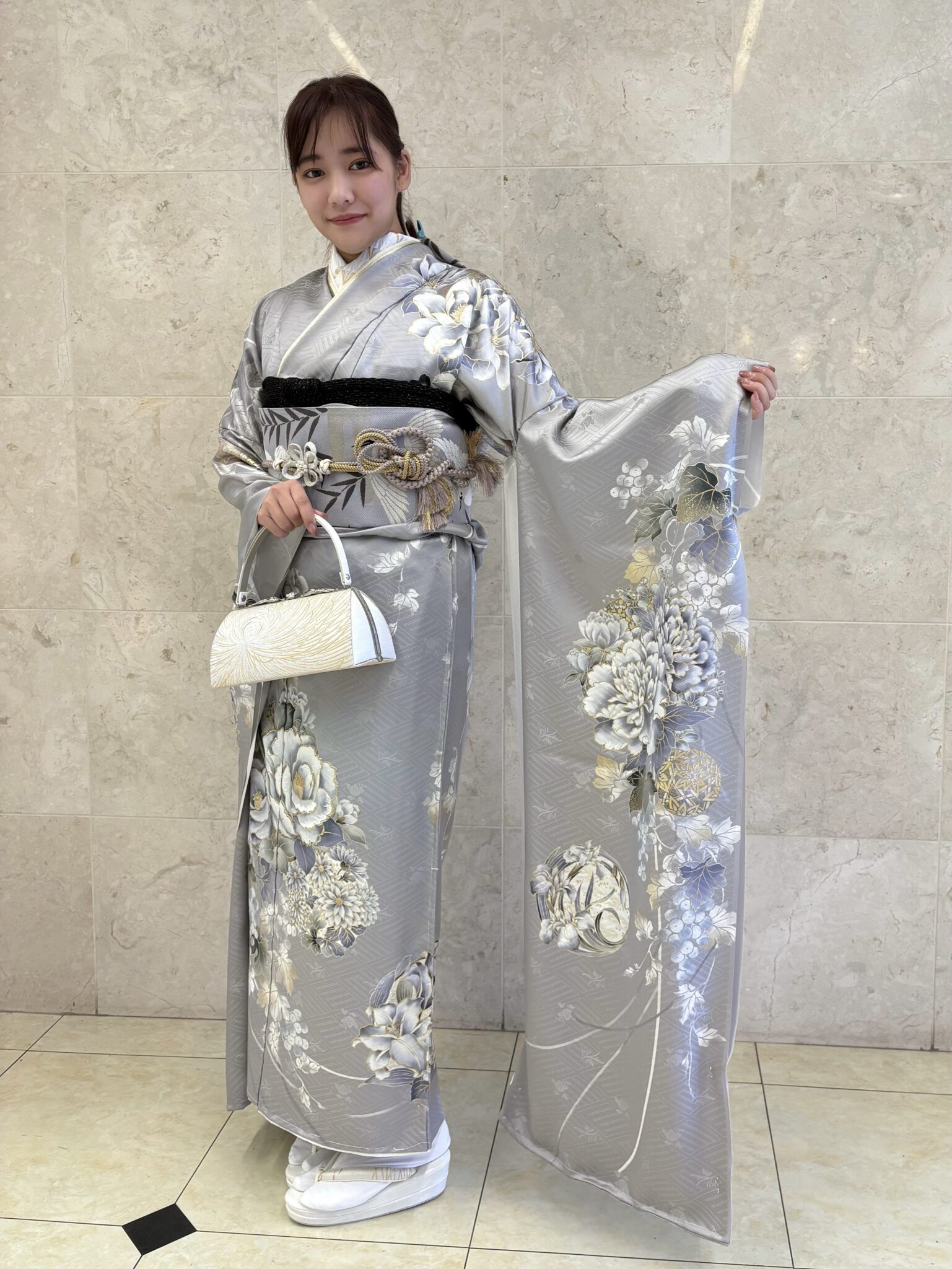 華やかさより、余裕。大人シルバーの凛とした振袖コーデ | kimono