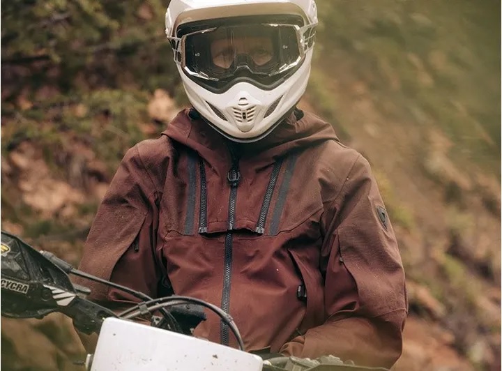 安全性の高いバイクウェアならREV'IT！アウトドアで映える防水