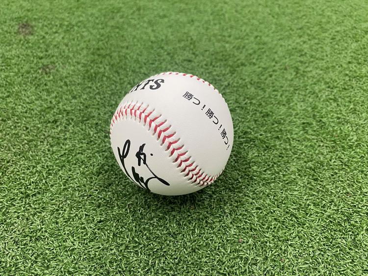勝つ！勝つ！勝つ！」 特別デザインのサインボールを投げ入れ | 読売