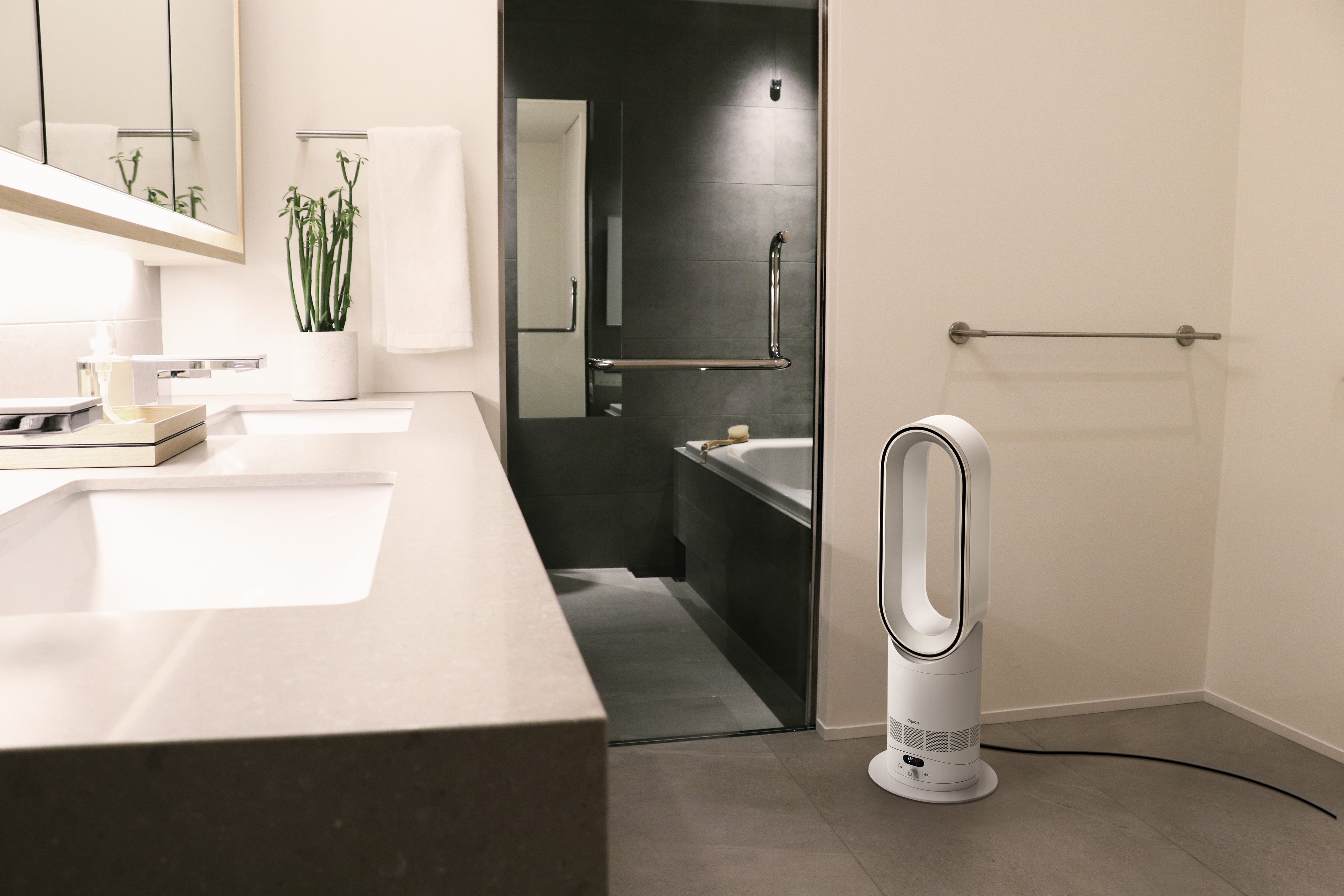 ヒーター、扇風機として1台2役で活躍し、脱衣所などの狭い部屋にも最適