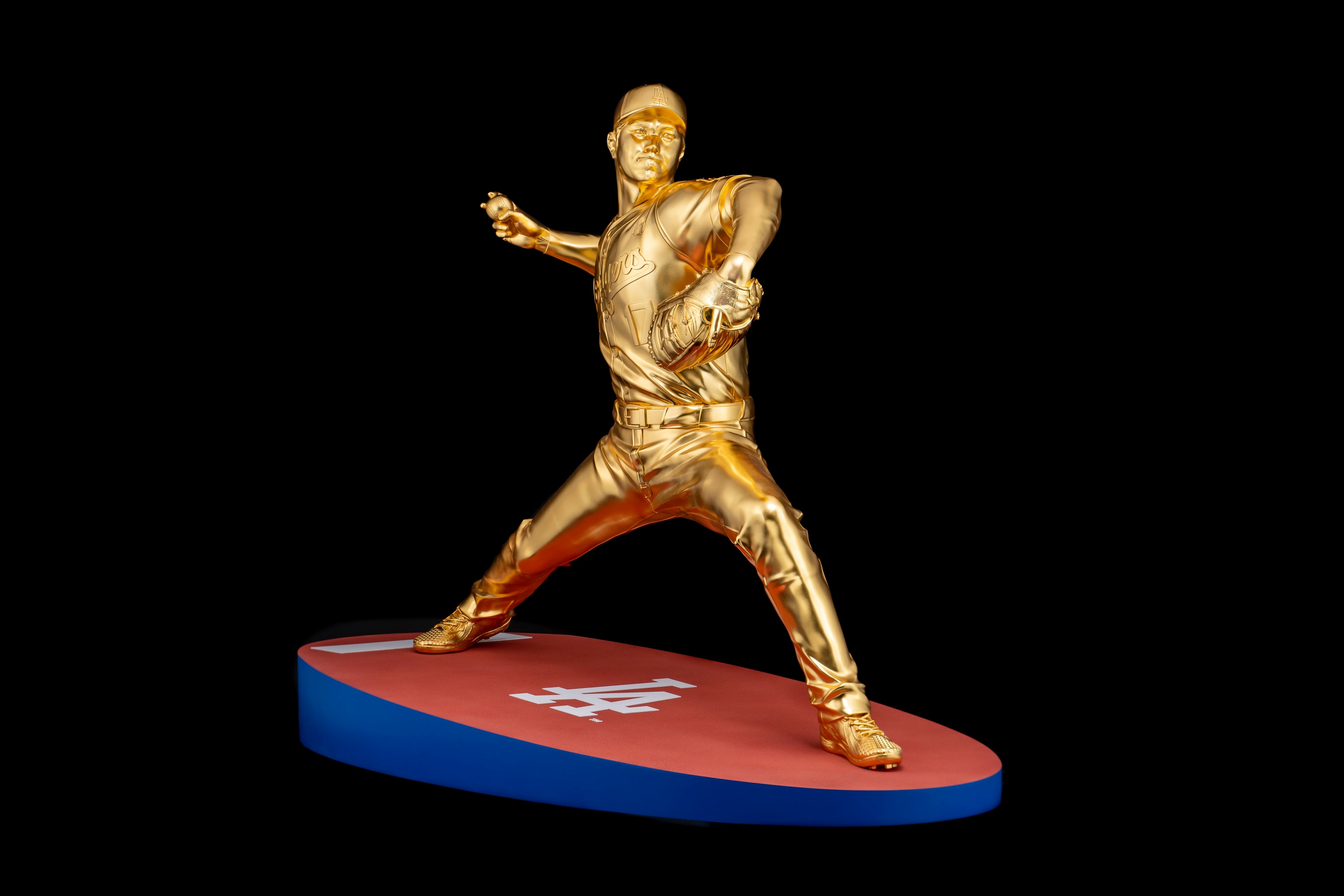 大谷翔平選手の等身大の黄金ピッチャー像が初お披露目 金箔1,450枚使用