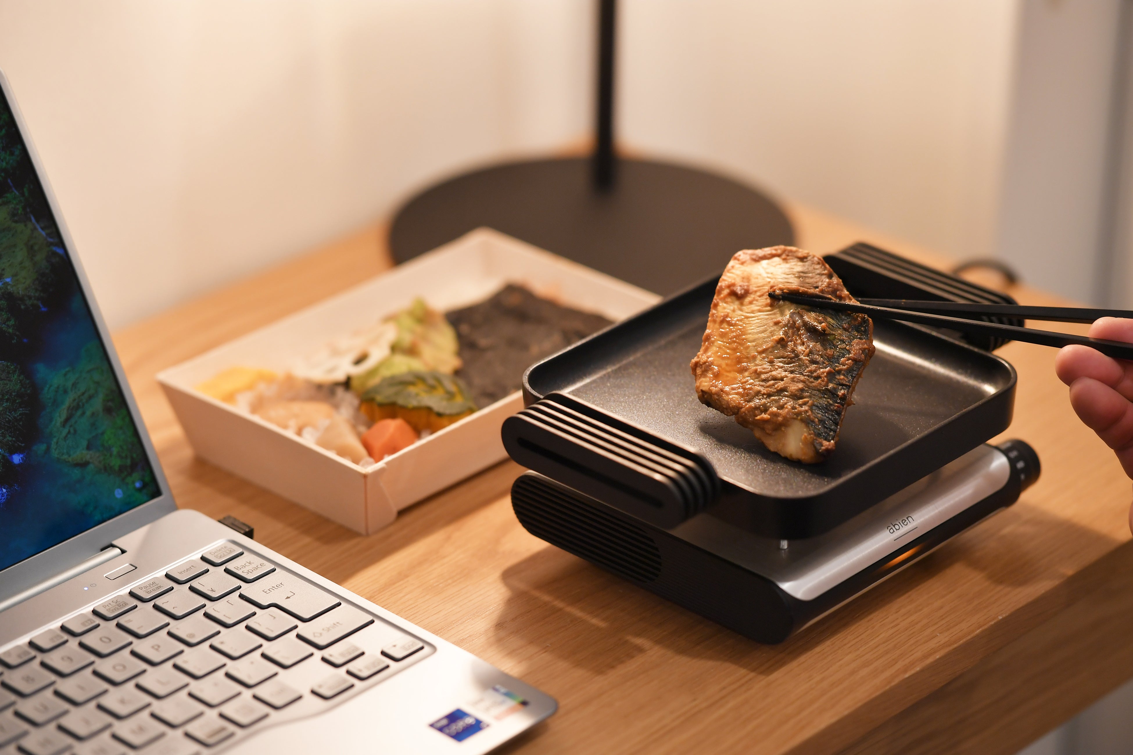 たった10秒でグリルスタート！超小型グリル「abien MAGIC GRILL mini