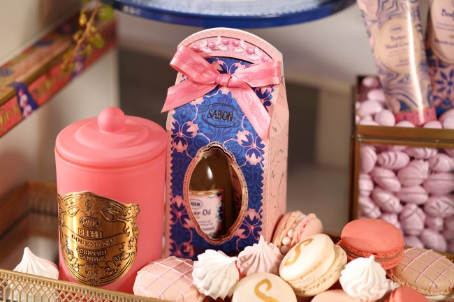 人気のコフレや限定キットが多数登場。甘いぬくもりに満ちたホリデー